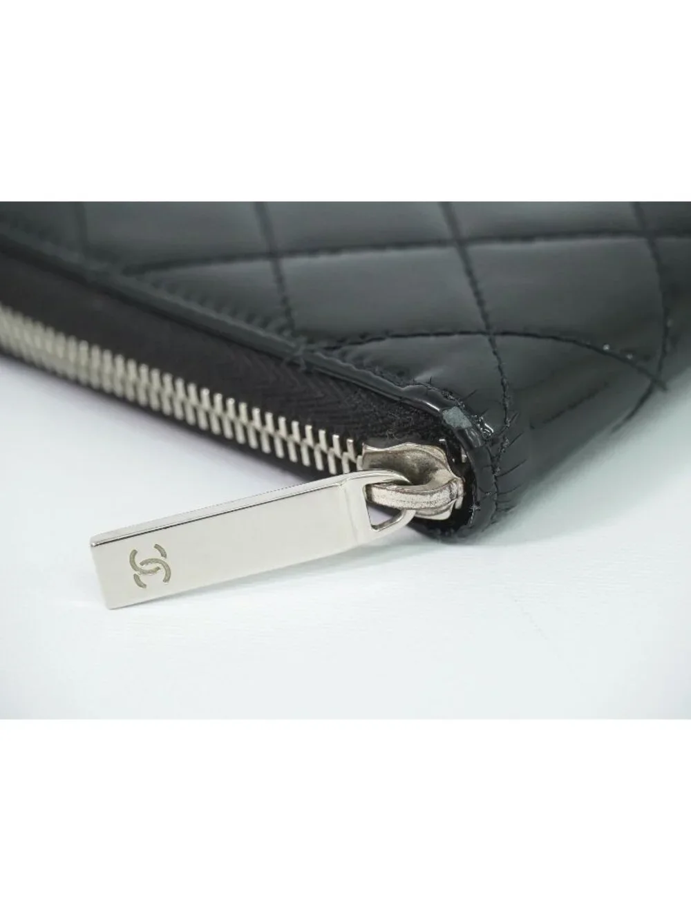 Chanel CC Logo Quilted Round Zip Wallet Patent Leather Black
